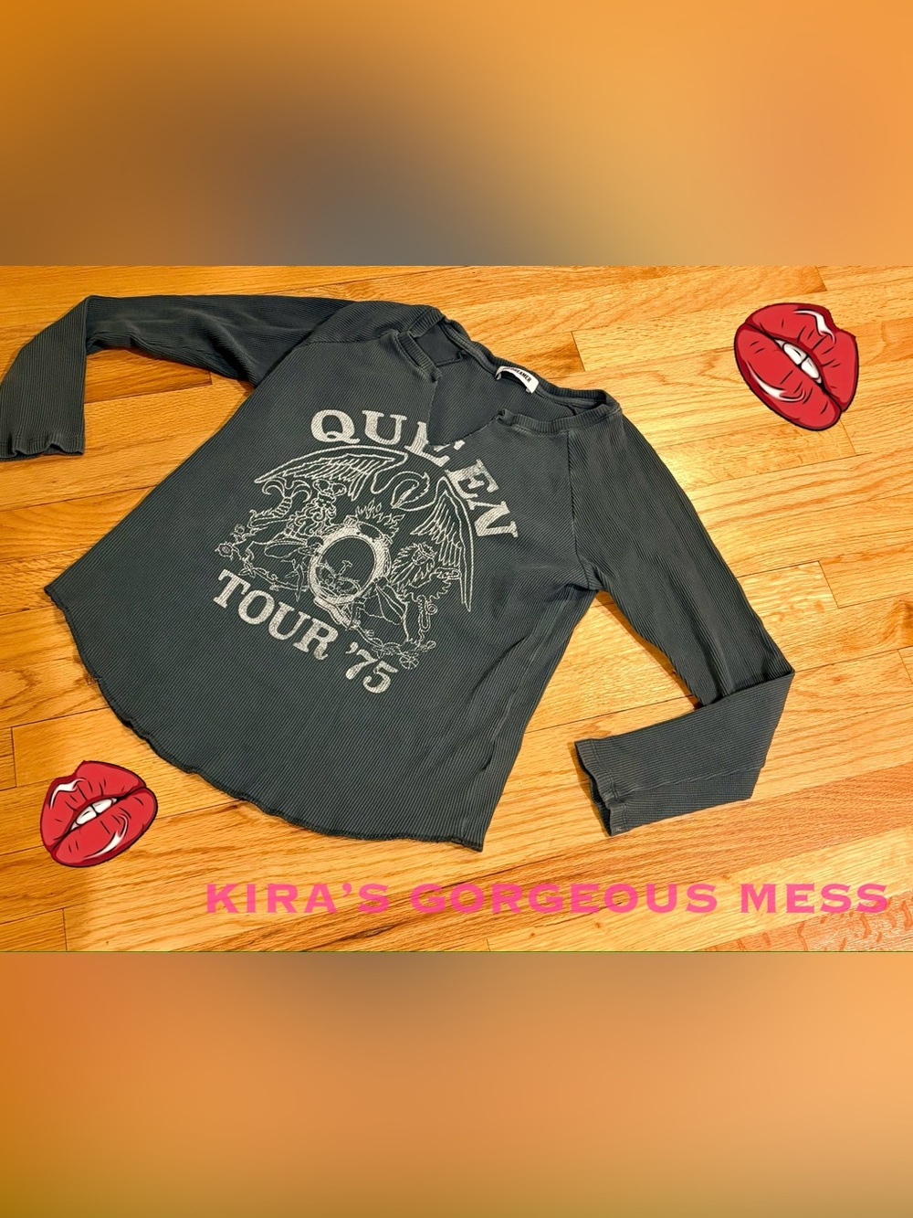 Daydreamer Queen Tour '75 Long-Sleeve Graphic Top V Neck 💋💥RARE💥💋